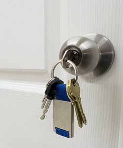 Ein Schlüssel steckt im Schloss